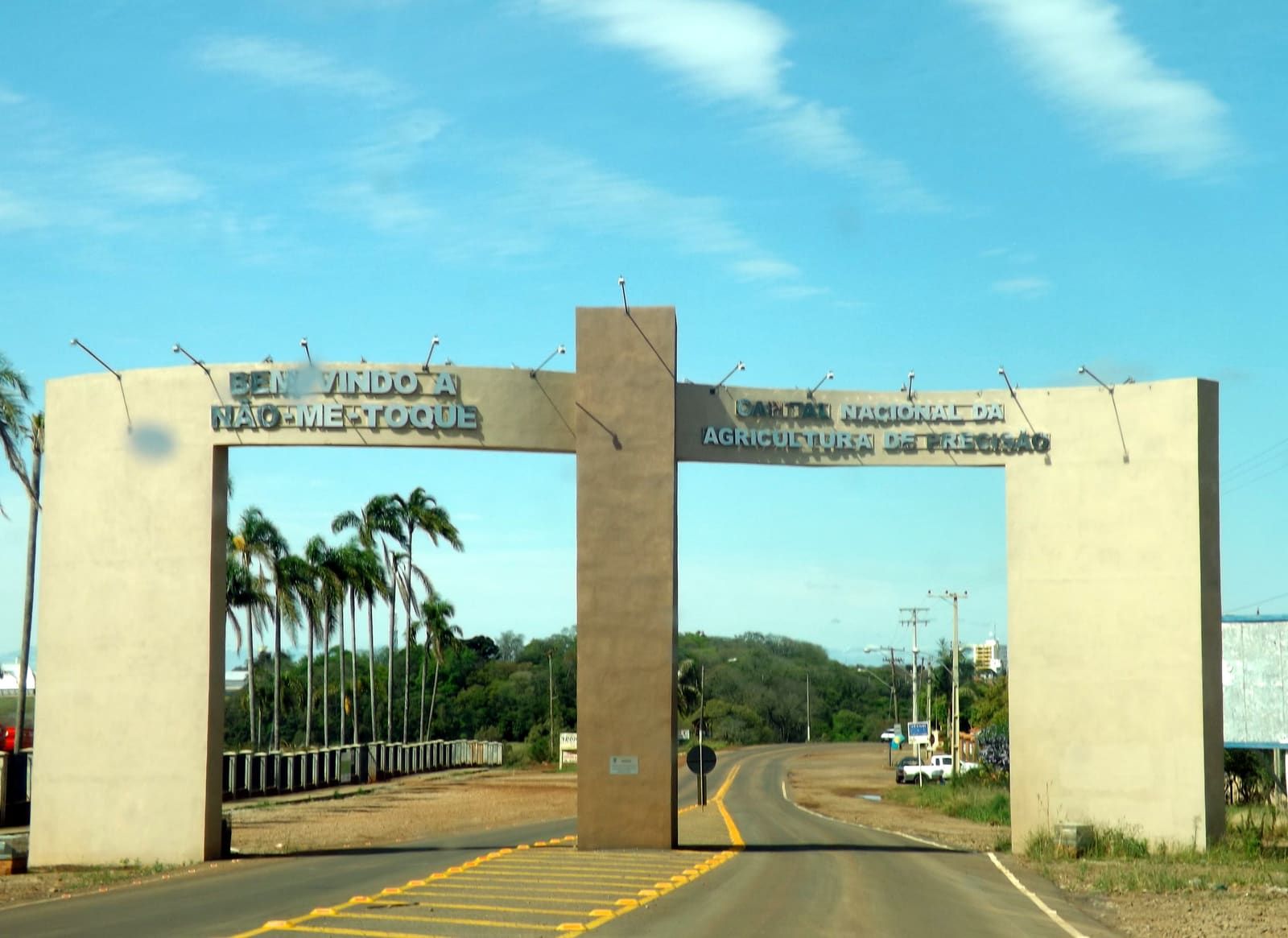 Pórtico de entrada de Não-Me-Toque, "Capital Nacional da Agricultura de Precisão"