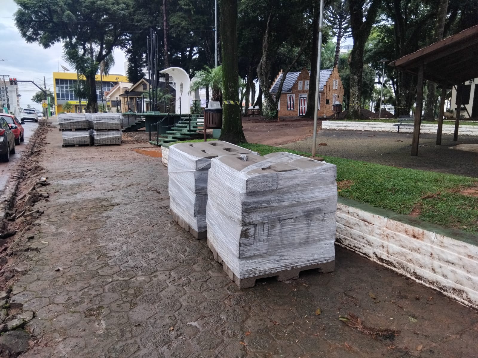 Imagem: Parte do passeio público da praça Dr. Otto Schmiedt passa por melhoria em Não-Me-Toque