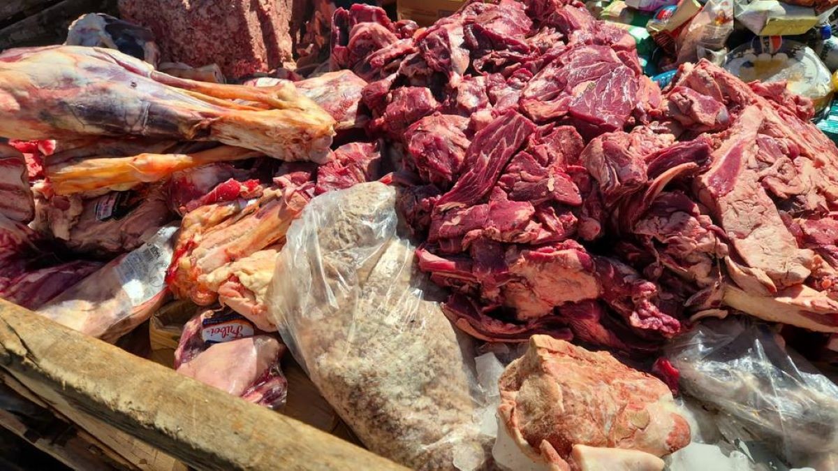 Alimentos vencidos, sem procedência e fora da temperatura: fiscalização descarta 2,5 toneladas em mercados no Interior do RS