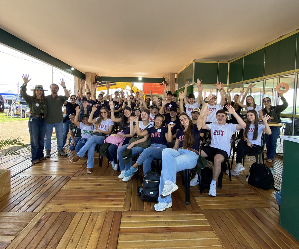 Projeto escolar visita estandes na feira