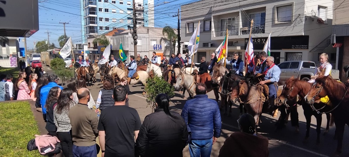 Cavaleiros da Tradição trazem Chama Crioula