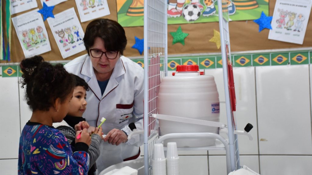 Alunos recebem orientações de saúde bucal