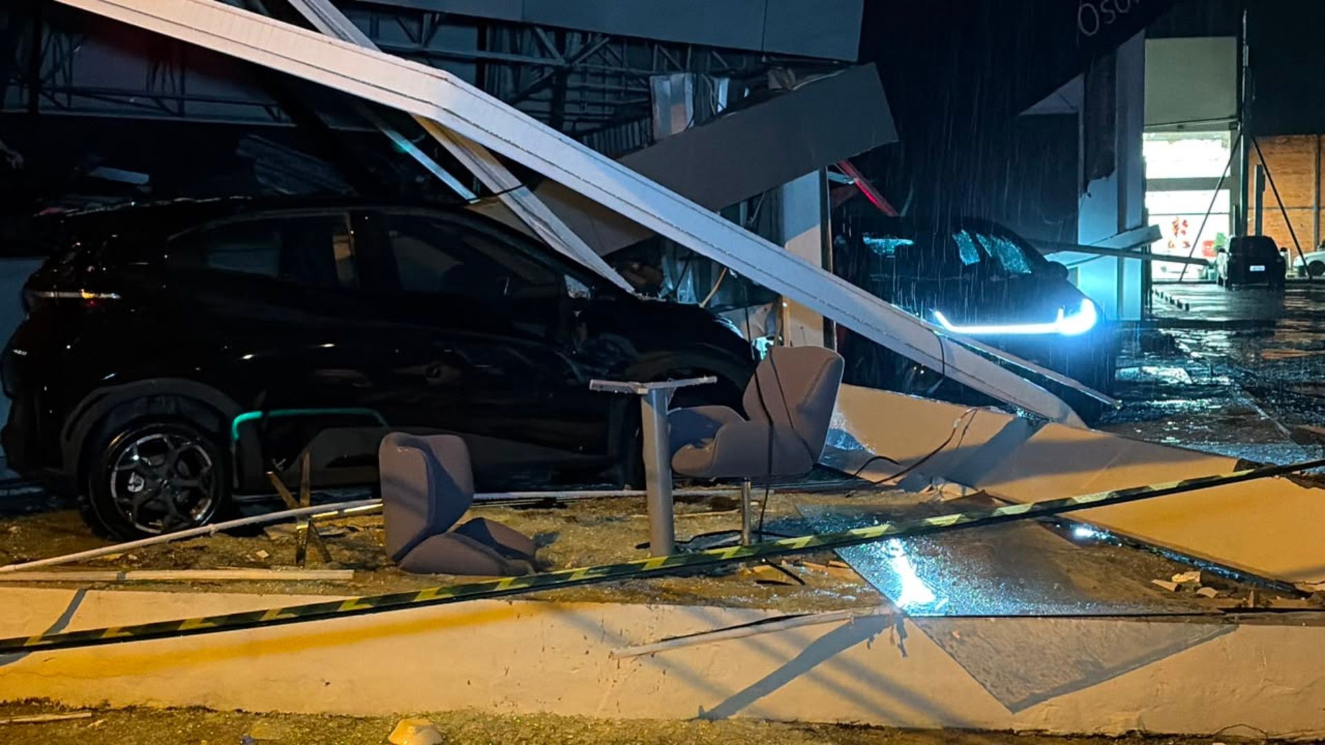 Chuva com granizo e vento de mais de 85 km/h destelha mil casas, derruba árvores e postes no RS