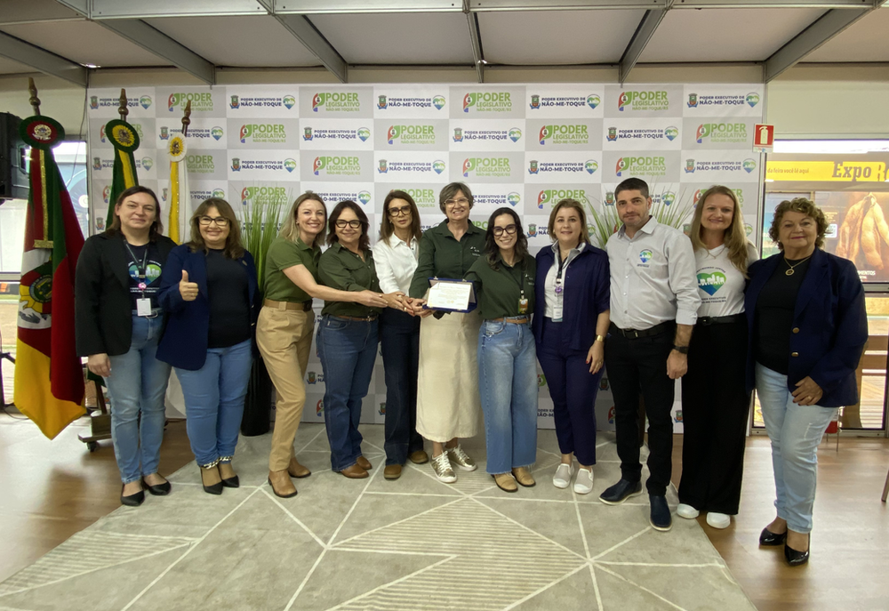 Prefeitura homenageia projeto escolar